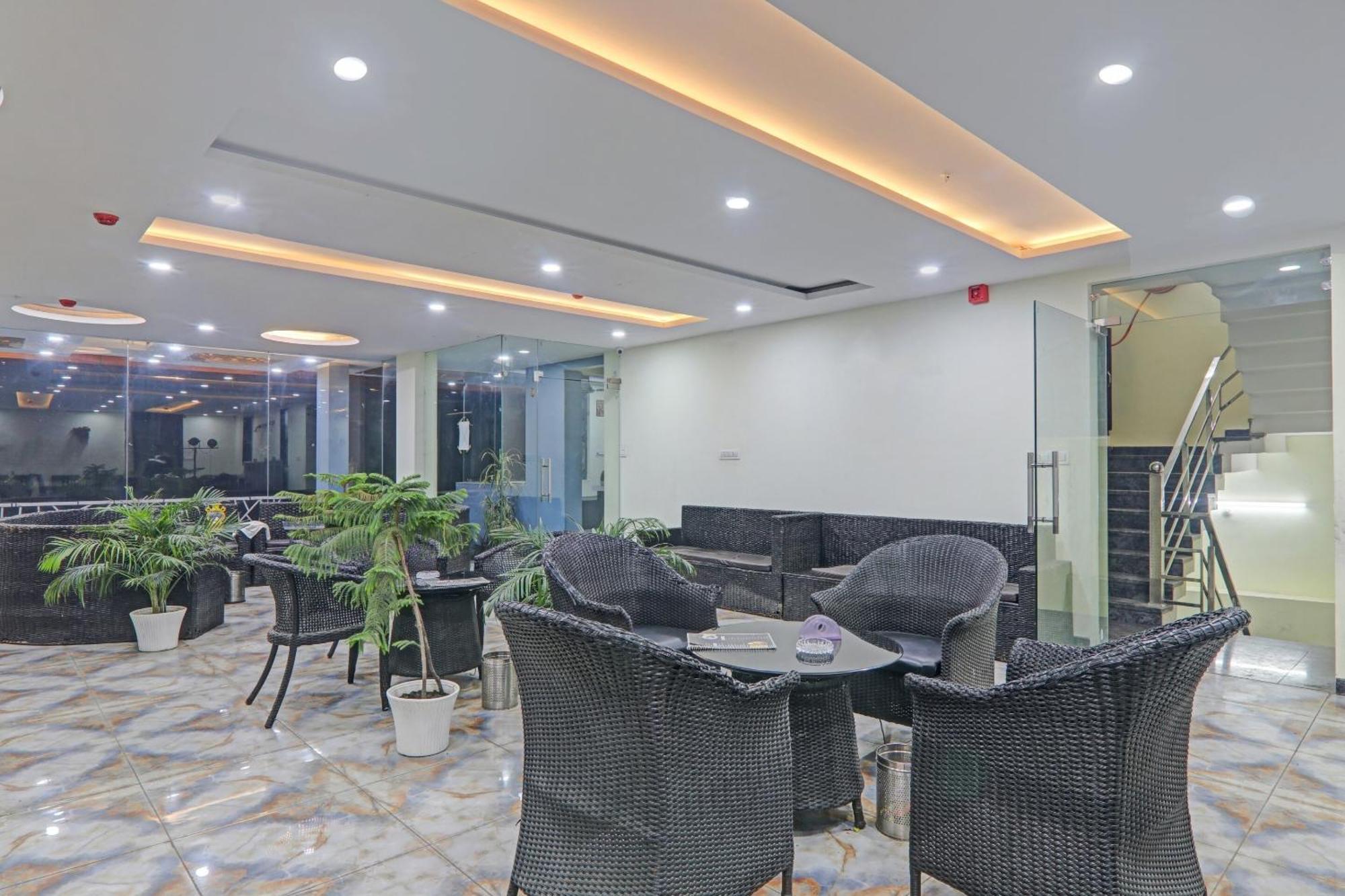 Collection O Srg Hotel Chinhat Exterior photo